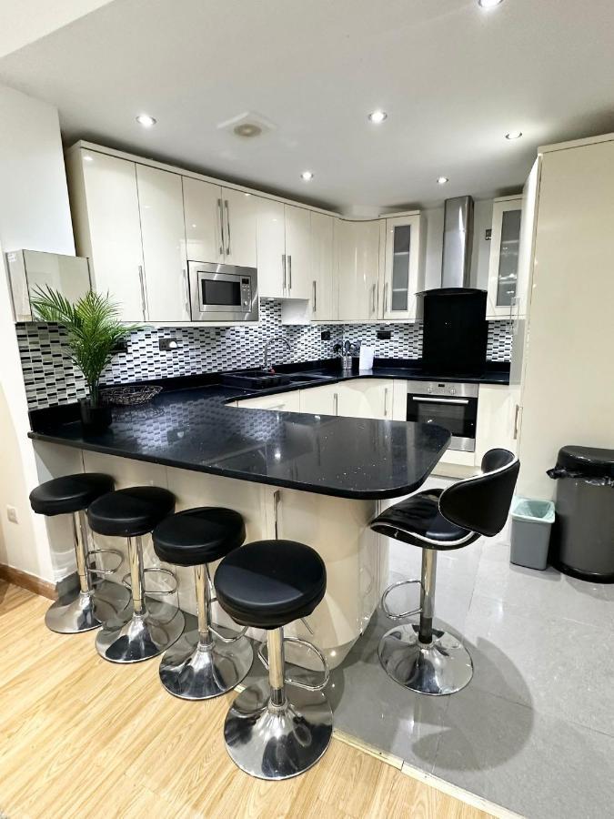 Modern In Spacious Londen